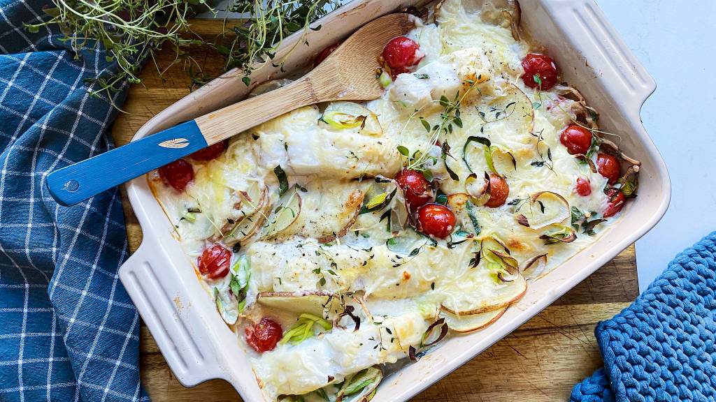 Torsk i form er nydelig på en kald vinterdag. Med deilig hjemmelaget hvit saus, revet ost og grønnsaker blir dette en hverdagsfavoritt på middagsbordet.