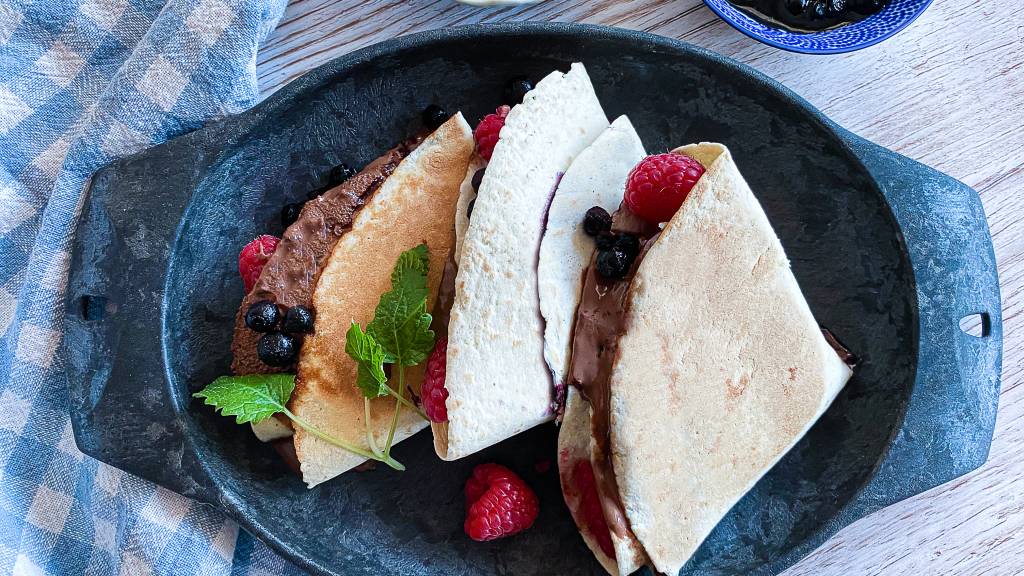 Tortilladessert med bær lager du på 1-2-3. Tortillaen kan du fylle med dine favorittbær og sammen med smøreost og nydelig nugatti, så blir dette en herlig avslutning på måltidet.