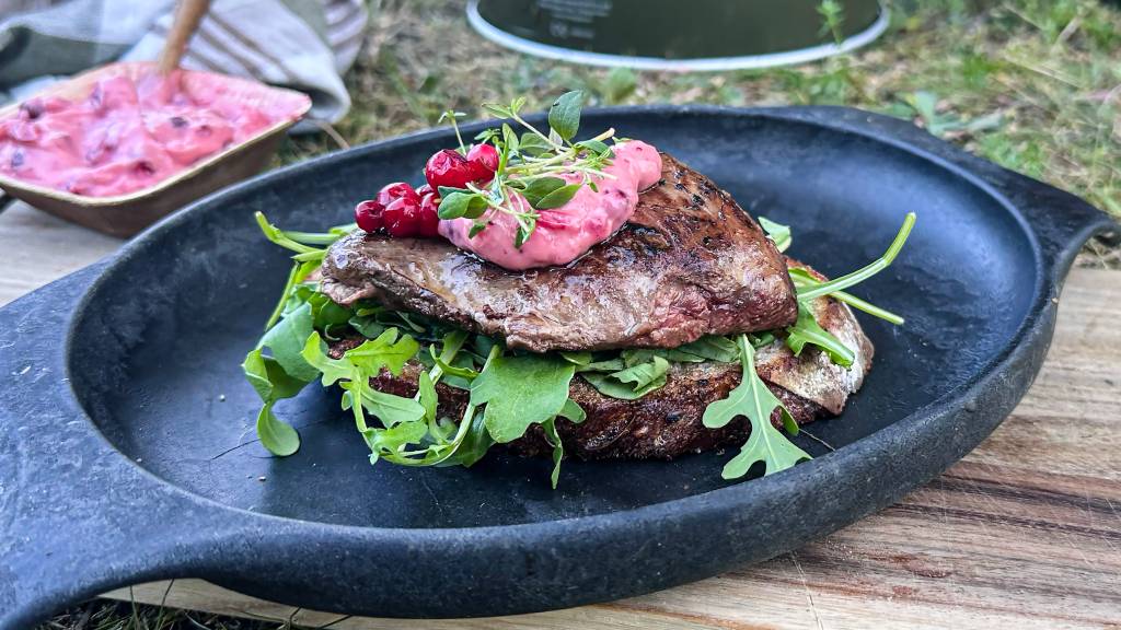 Enten du har orrfugl, rype eller due, så smaker det nydelig å pannesteke på primusen. Server på en brødskive med ruccula og tyttebærmajones. 