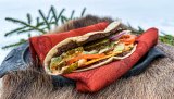 Tortillaburger på primusen er lettvint turmat som smaker. Denne vrien på hamburgeren lager du enkelt på primusen.