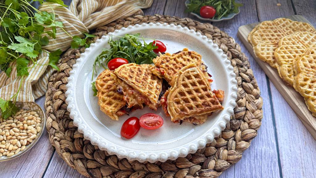 Pizzavaffel er både godt og lettvint å lage. Det er dessuten perfekt lunsjmat å ta med seg i matboksen, enten du skal på skole, jobb eller ut på tur. 