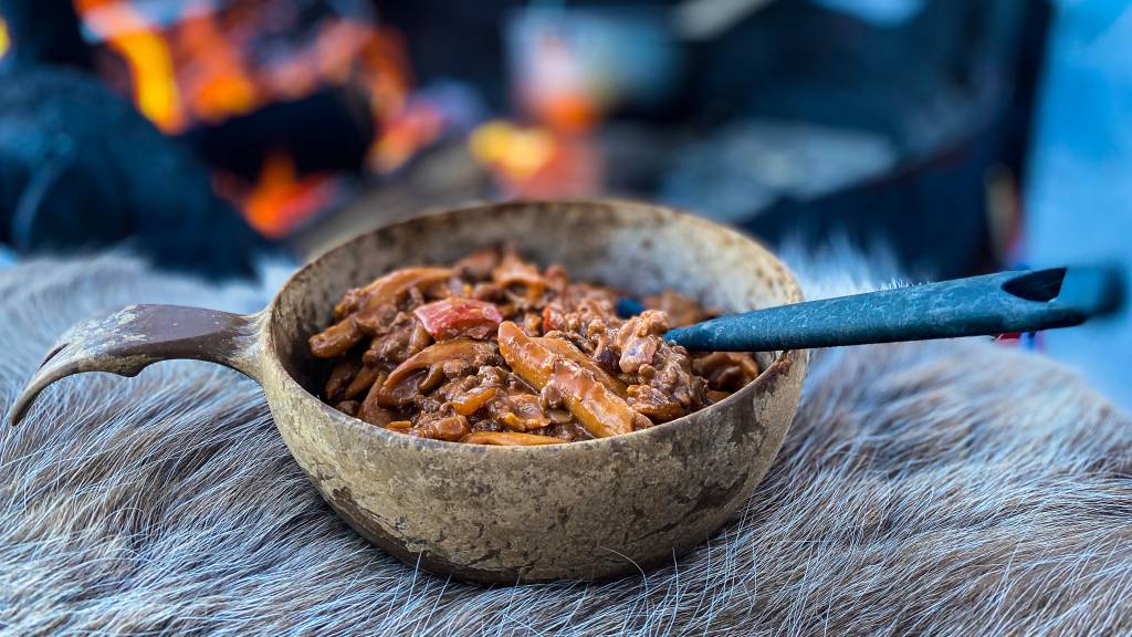 Pastagryte på bålet smaker utrolig godt på kalde dager.  Denne retten kan du enkelt lage ferdig hjemme, og den kommer garantert til å falle i smak hos både store og små.
