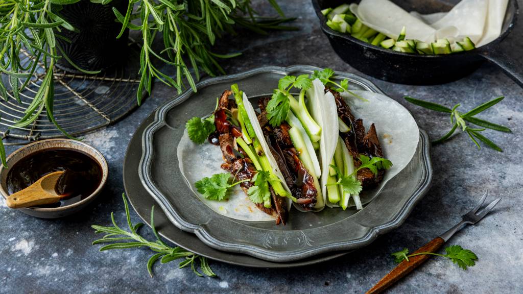 Crispy duck er deilige asiatiske munnfuller som er fulle av smak. And, grønnsaker og hoisinsaus er en herlig kombinasjon i kinesiske pannekaker. Perfekt til tapasbordet, som en middag i seg selv eller en forrett til festmiddagen.