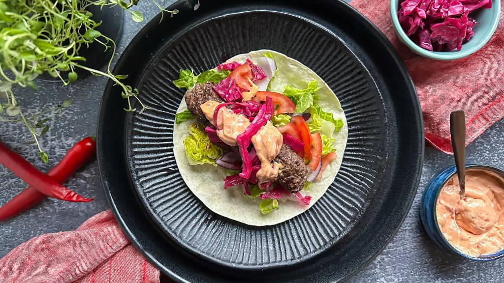 Noen ganger er det gøy å leke litt på kjøkkenet, og akkurat slik ble rollerburgerkabab til. Litt drodling blant kollegaer endte med denne herligheten som er et fyrverkeri å spise enten du er på tur, har lyst på noe digg til lunsj eller skal ha venner på middag.