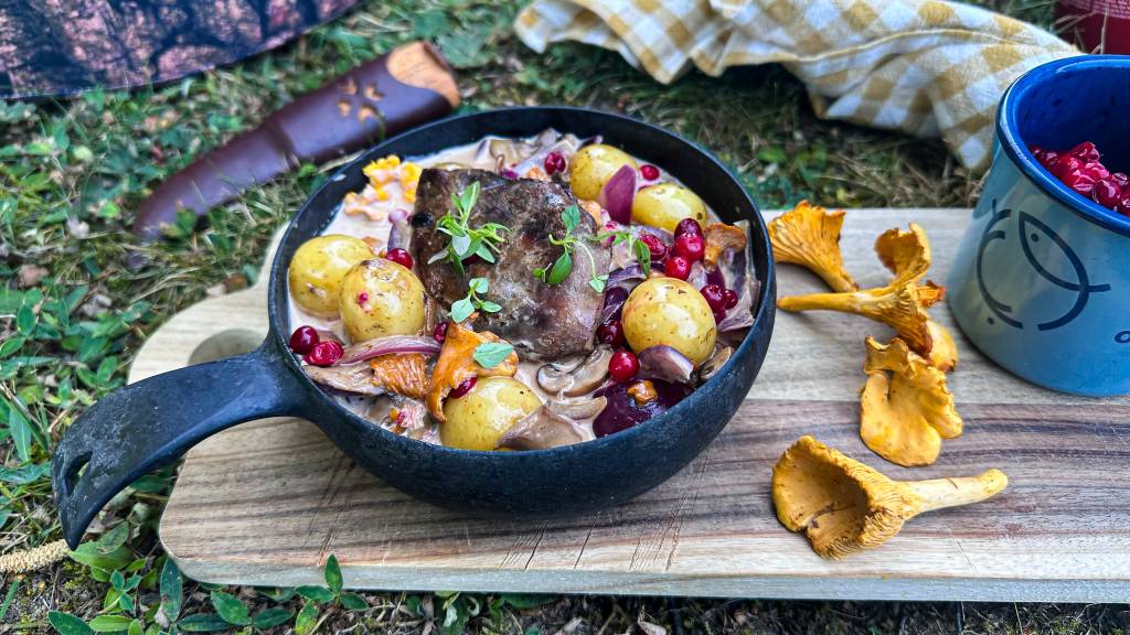 Pannestekt orrfugl på primusen i en kremet saus med kantareller, rødløk og poteter smaker nydelig enten du har vært på jakt eller er ute på tur. Gjør enkle forberedelser hjemme og nyt maten ute. 