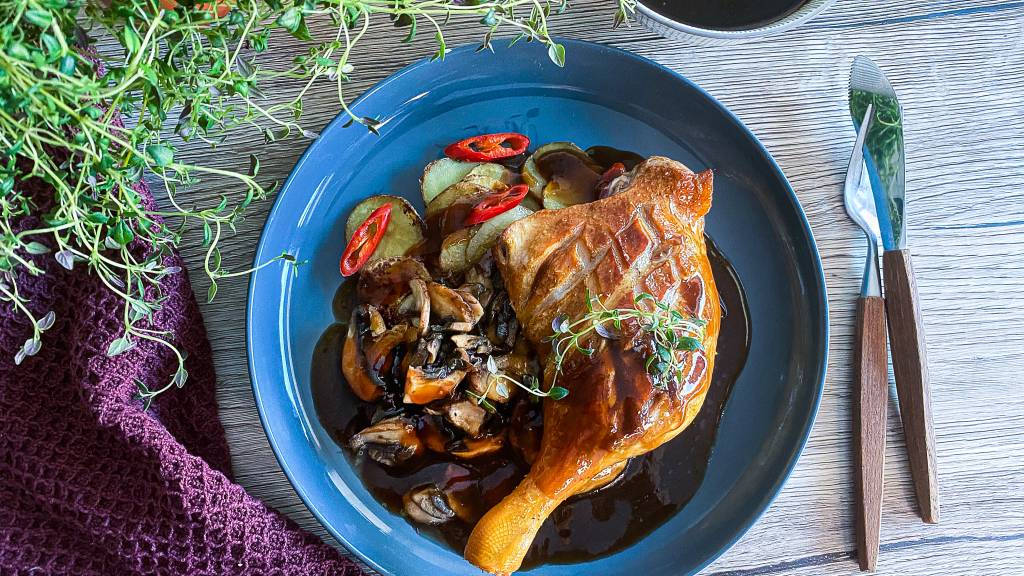 Varmrøkt andelår smaker helt fantastisk. En røykeovn er både enkel i bruk og rimelig å kjøpe. Den er grei å ta med seg på tur og gir ikke minst fantastisk god smak på både fisk og vilt.