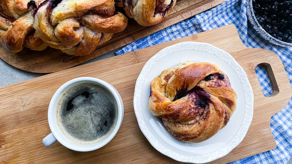 Søte og saftige kanelknuter med blåbær smaker nydelig til kaffen. Du kan også bruke andre bær om du har det i fryseren.