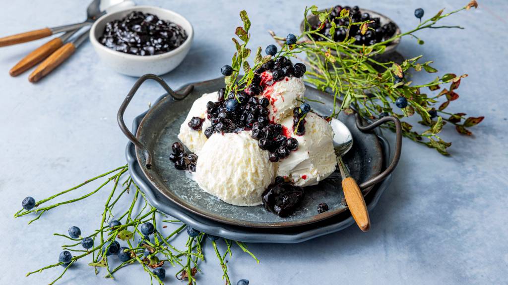 Har du blåbær i fryseren? Da er det perfekt å servere is med blåbærsaus. Denne desserten kan du fint pimpe til nyttårsdessert. Det aller beste er at den er laget på et blunk. 