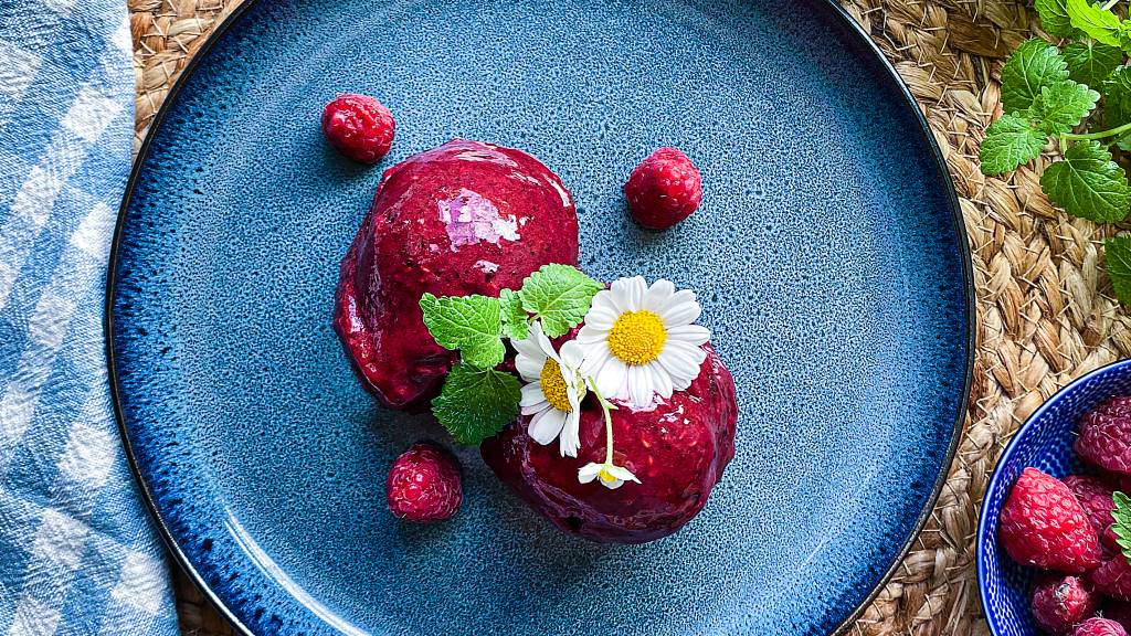 Yoghurtis med bær lager du på 1-2-3. Dette er en dessert til varme dager. Den er både frisk og god, og det beste er at du kan bruke opp de frosne bærene du har fryseren før du skal ut for å plukke mer.