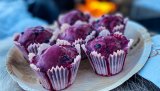 Muffins er enkle å pakke med seg på tur og noe alle liker. Vi har laget dem med en nydelig blåbærglasur, men du kan også bruke andre bær om du ønsker det.