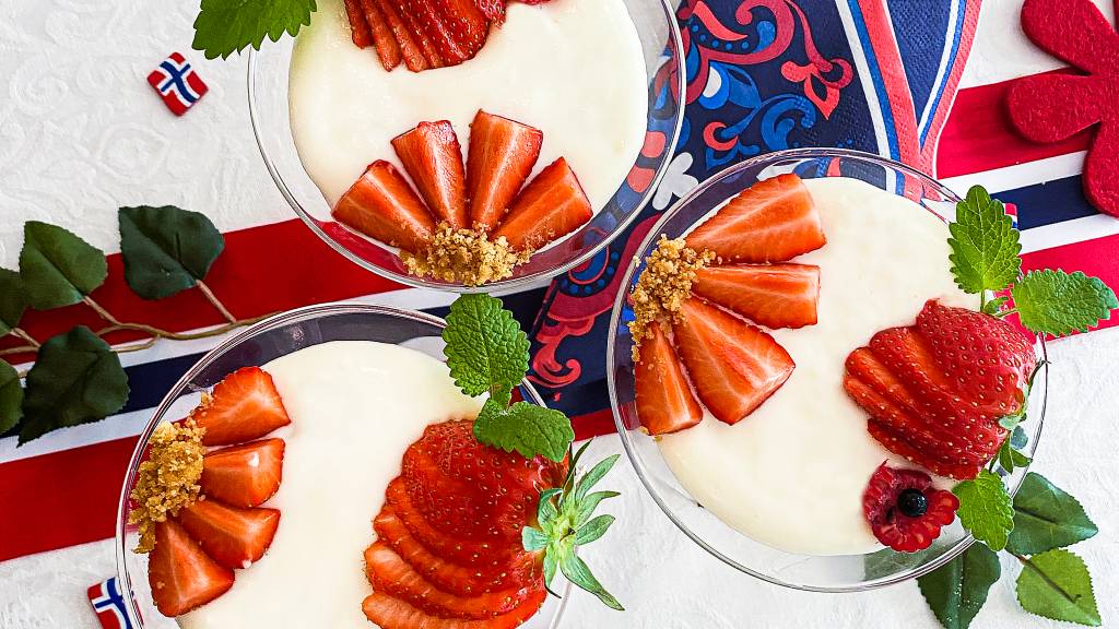 Panna cotta med bær er en superenkel dessert som smaker nydelig sammen med jordbær, blåbær og bringebær. En perfekt dessert for nasjonaldagen.
