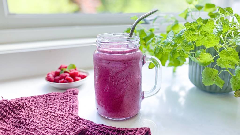 En smoothie med bær er ikke bare forfriskende og god, den er også næringsrik. Det finnes ingen regler for hva du kan ha i en smoothie, ta det du har tilgjengelig. Vi gir deg både oppskrift og tips.