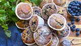 Om du plukket blåbær i sommer og har et lager i fryseren, så anbefales blåbærmuffins til kaffen på kalde dager. Her er det bare å røre sammen ingrediensene før steking, og du har deilige og smakfulle muffins i en fei.
