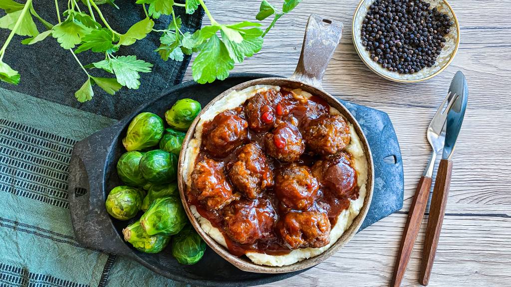 Små og saftige villsvinkjøttboller i bourbonsaus, det varmer kroppen uansett årstid. Denne retten smaker helt herlig sammen med potetmos og grønnsaker.