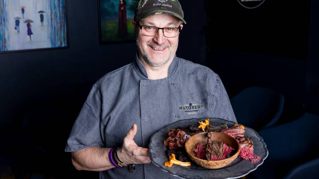 Markus Nagele er ikke bare ivrig jeger, fisker og regionleder i NJFF Østfold, han er også kokk med egen restaurant. Han er kjent for å servere råvarer som det ikke er helt vanlig at at man finner på menyen, for eksempel varmrøkt grevling. 