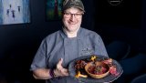 Markus Nagele er ikke bare ivrig jeger, fisker og regionleder i NJFF Østfold, han er også kokk med egen restaurant. Han er kjent for å servere råvarer som det ikke er helt vanlig at at man finner på menyen, for eksempel varmrøkt grevling. 