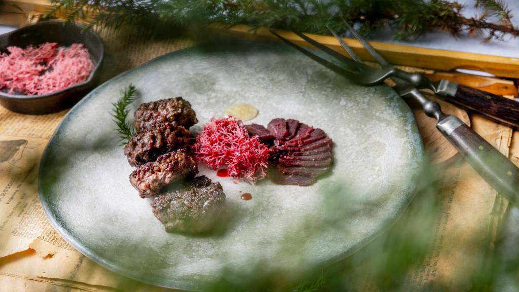 Bjørnekjøtt har en rå og kraftig smak. Markus Nagele blander alltid inn litt oksekjøtt når han lager bjørnekaker og anbefaler å spise dem kalde. - Da smaker de mye bedre, lover kokken. Server gjerne med varmrøkt bjørn og reinlav.
