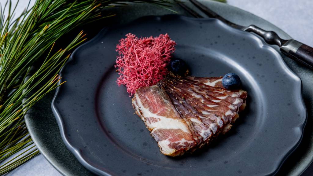 Dry age, eller tørrmodning, er en gammel konserveringsmetode av kjøtt. Temperaturen bør ligge under 3 grader og luften bør være tørr. Markus har laget dry aged villsvin, og det er rett og slett en smaksbombe.