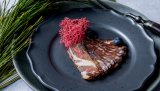 Dry age, eller tørrmodning, er en gammel konserveringsmetode av kjøtt. Temperaturen bør ligge under 3 grader og luften bør være tørr. Markus har laget dry aged villsvin, og det er rett og slett en smaksbombe.