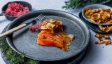 Gravet røye er like god som den er fargerik. Med smak av konjakkk og dill og servert med tilbehør som reinlav og jordskokkchips, kan du imponere gjestene dine.