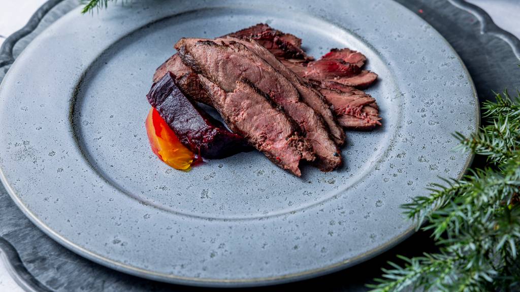 Ærfugl er den største andearten i Norge, den er mørk i kjøttet og noen sammenligner smaken med rype. Pannestekt ærfugl smaker nydelig, men husk å fjerne fett og involler fra kjøttet med en gang, ellers kan det sette seg transmak.