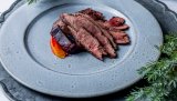 Ærfugl er den største andearten i Norge, den er mørk i kjøttet og noen sammenligner smaken med rype. Pannestekt ærfugl smaker nydelig, men husk å fjerne fett og involler fra kjøttet med en gang, ellers kan det sette seg transmak.