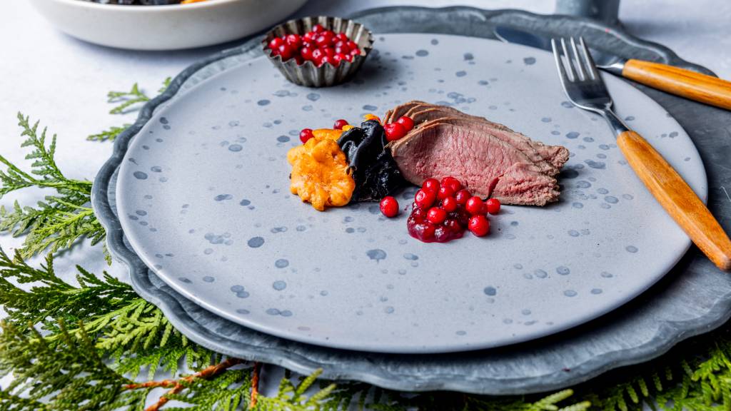 Rådyr sous vide gir deg saftig og mørt kjøtt der du bevarer den gode viltsmaken. Server gjerne med pannestekt sopp og tyttebær. - Dette blir så mørt og godt, lover Markus Nagele.