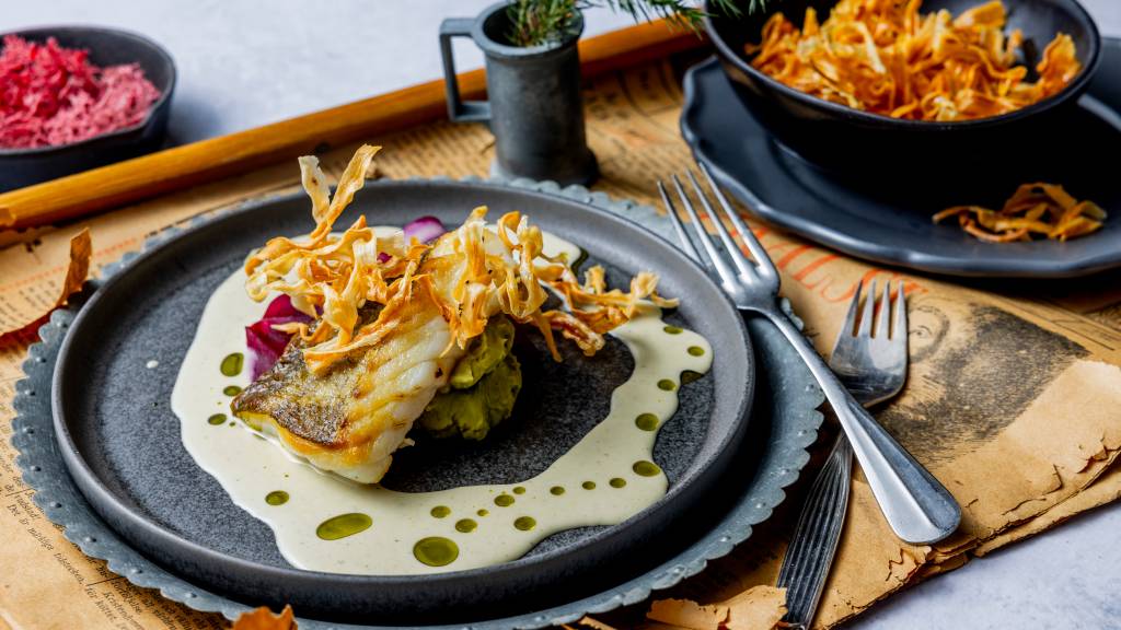 Glad i skrei? Da må du prøve denne kombinasjonen. En kremet urtesaus med drypp av urteolje, skorsonnerotchips, ertepure og fennikelsyltede rødbeter er nydelige smaker som passer perfekt til skreifilet. 