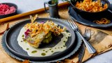 Glad i skrei? Da må du prøve denne kombinasjonen. En kremet urtesaus med drypp av urteolje, skorsonnerotchips, ertepure og fennikelsyltede rødbeter er nydelige smaker som passer perfekt til skreifilet. 