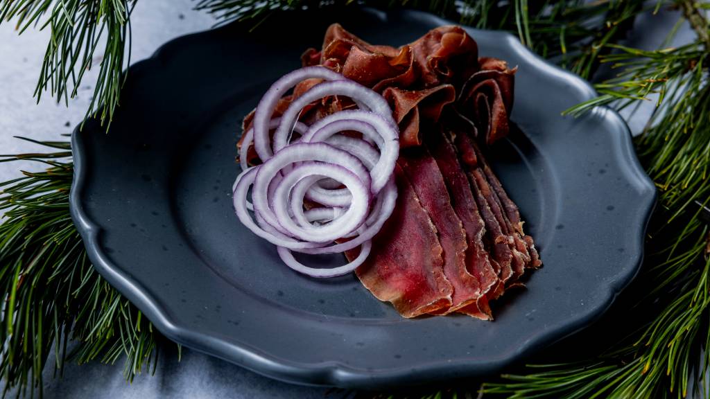 Imponer gjestene med speket hjort, det lover Nagele at kommer til å falle i smak. Det er ikke komplisert, men det krever litt tid. 