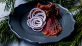 Imponer gjestene med speket hjort, det lover Nagele at kommer til å falle i smak. Det er ikke komplisert, men det krever litt tid. 