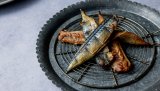 Speket makrell er sommersnacks som passer til både koldtbordet, lunsjen og matpakka. - Dette er snaddermat, lover Markus Nagele.