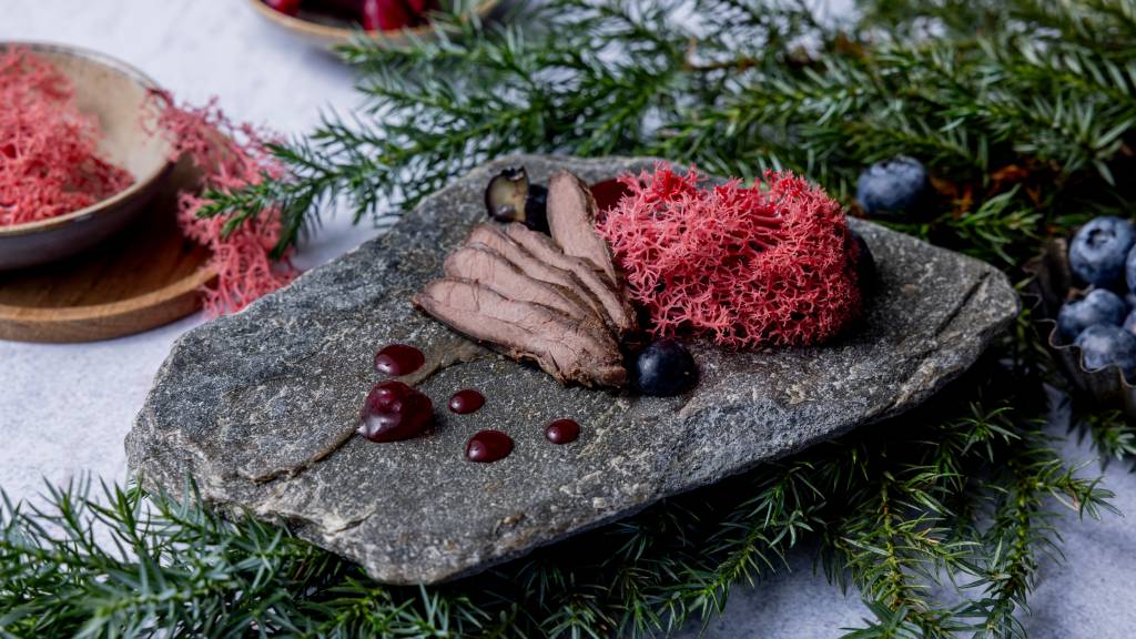 For Markus Nagele er konservering viktig, og varmrøyking av viltkjøtt benyttes mye. Varmrøkt bever serverer han med reinlav,  tyttebærbalsamico og et par blåbær. Perfekt snaddermat til et koldtbord.