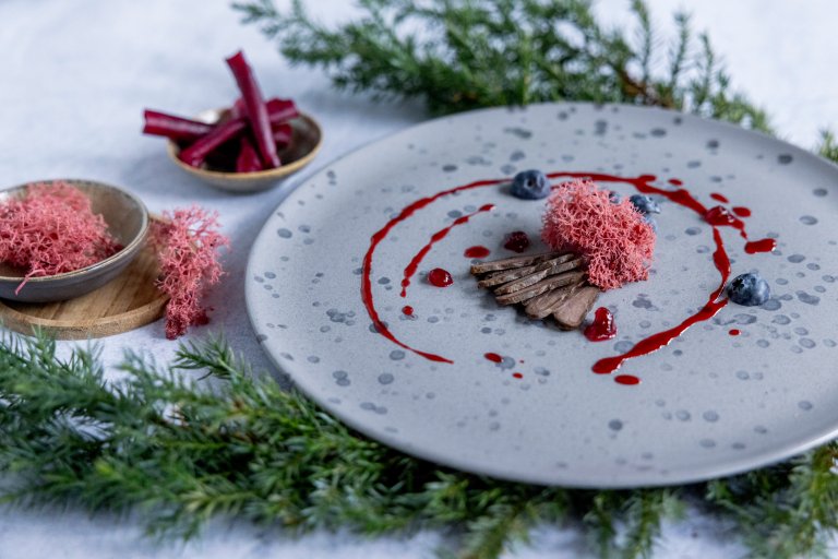 For Markus Nagele er konservering viktig, og varmrøyking av viltkjøtt benyttes mye. Varmrøkt bever serverer han med reinlav,  tyttebærbalsamico og et par blåbær.