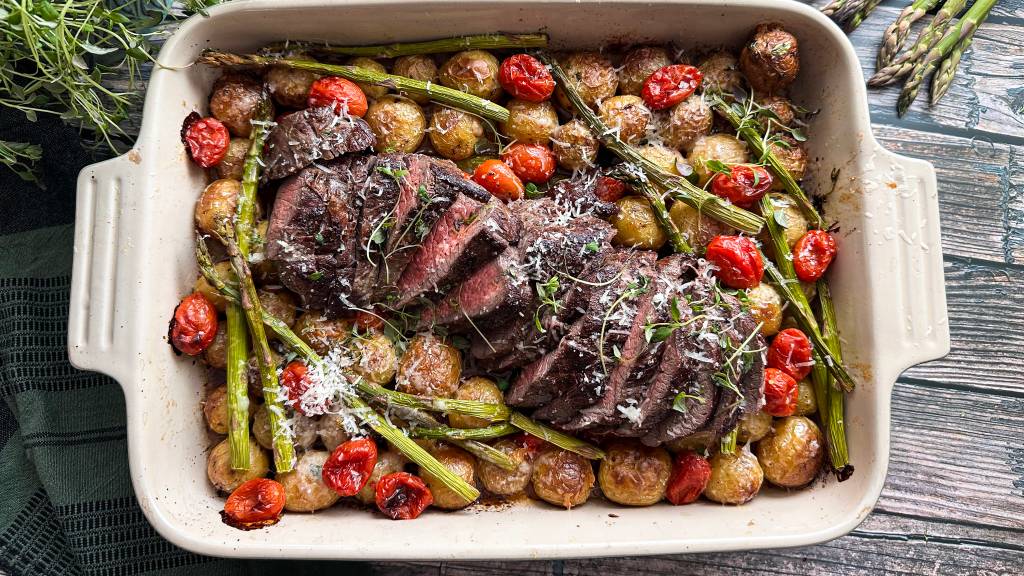 Reinsdyrfilet med parmesanpoteter, asparges og cherrytomater er en helt nydelig kombinasjon. Denne retten kan du imponere gjestene dine med.