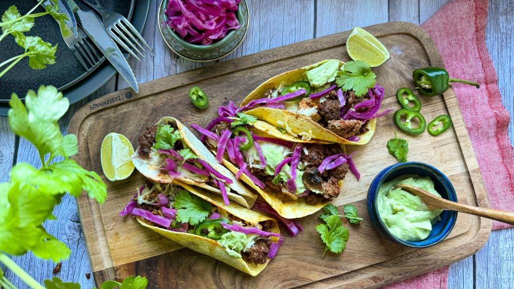 Sol, varme og smakfull mat hører sammen – og quesadillas treffer midt i blinken. Med krydret kjøttdeig, sopp, kremet avokado og syltet rødkål får du en frisk, saftig og spicy sommermiddag som imponerer rundt bordet.