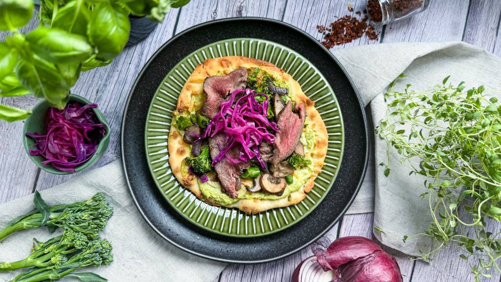 Vilt god pizza får en helt ny betydning når saftig viltkjøtt møter kremet urtesaus, sprø brokkolini, sopp og rødløk. Den friske og syltede rødkålen på topp setter et skikkelig punktum og gjør denne pizzaen til en smaksbombe.