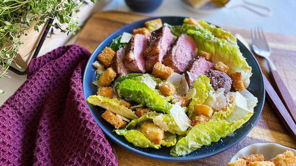 Cæsarsalat er kanskje verdens mest berømte salat, og det var den italiensk-amerikanske kokken, Caesar Cardini som serverte retten for første gang i 1924. Vi gir deg vår vri med saftig og smakfullt andebryst.