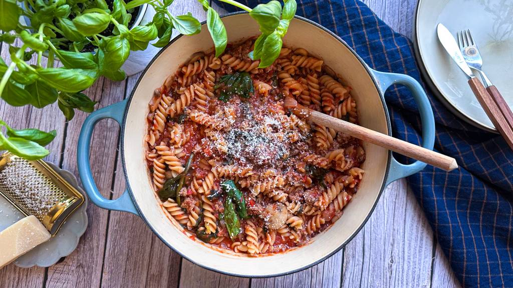 One pot pasta med kjøttsaus er både en enkel og rask middag. Det beste med denne retten er ikke bare at den smaker utrolig godt, men du trenger faktisk bare å vaske opp en gryte også.