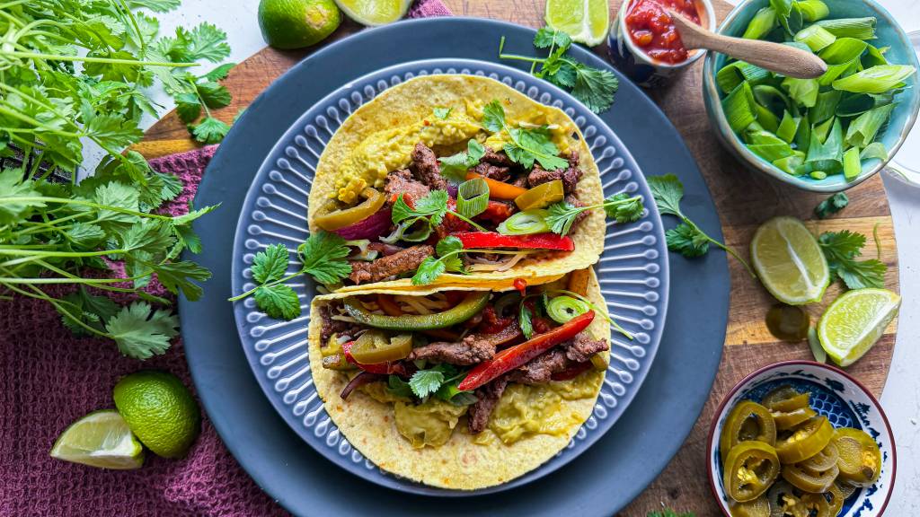 Fajitas med saftig elgkjøtt og paprika gjør dette til en fargerik og ekstra smakfull favoritt rundt bordet. Her kan alle fylle lefsene slik de liker best – med krydret kjøtt, kremet guacamole, litt spicy  jalapeños og en skvis lime blir det helt nydelig. 