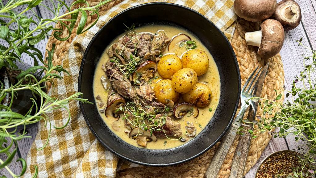 Fransk haregryte med smørstekte poteter er en rett som er perfekt for både fest og hverdag. Mørt harekjøtt får sin fulle rett i denne franskinspirerte gryta, der hvitvin, fløte og sopp smelter sammen til en fyldig og smakfull saus. 