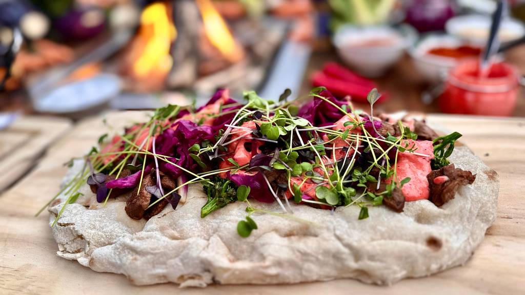 Harekebab smaker helt utrolig godt. Mørt og krydret harekjøtt møter en frisk og spenstig tyttebærmajones som løfter smaken til nye høyder. Sammen med syltet rødkål får kebaben en spennende og balansert vri. Dette er kebab med en smak av norsk natur.