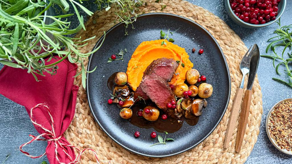 Saftig og mør hjortefilet er selve drømmen på festbordet. Server helstekt ytrefilet av hjort med fløyelsmyk rotmos, pannestekte perlepoteter, sopp og en fyldig rødvinssaus – en smakfull og elegant middag der viltkjøttet får skinne i all sin prakt.