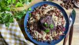 Hjortebiff er både mør, saftig og stappfull av god viltsmak. Den nøtteaktige smaken i kantarellene sammen med knasende gode granateplekjerner, er det perfekte tilbehøret som gjør dette til et festmåltid.