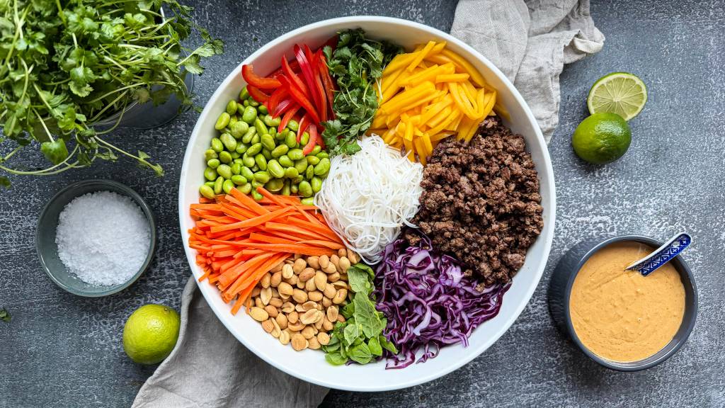 Vill thaisalat er en nydelig middagsrett. Denne thai-inspirerte salaten kombinerer smakfullt hjortekjøtt med sprø grønnsaker, lime og chili — en perfekt balanse mellom syrlig, salt og lett krydret.