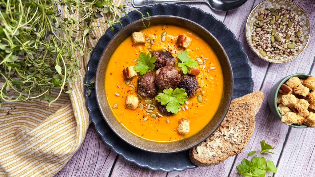 Rotsuppe med kjøttboller smaker nydelig. Med hjortekjøtt, glrøtter og søtpotet blir dette en smakseksplosjon som matcher fargen på retten. 