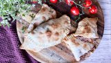 Calzone med hjortekjøtt er både enkelt og rask å lage, og passer ypperlig som turmat enten du skal ut på jakt eller fiske.