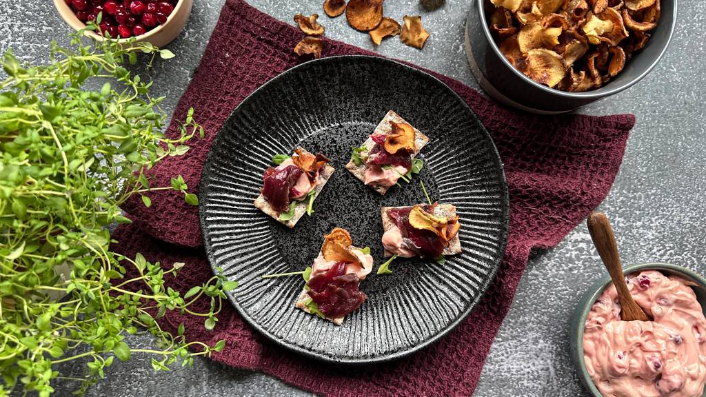 Gravet orrfugl med tyttebæraioli, ruccula og jordskokkchips på speltkjeks er en munnfull du bare må teste. Perfekt til forret eller et tapasbord.