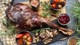 Helstekt rådyrlår med ovnsstekte og honningglaserte rotgrønnsaker med en smakfull viltsaus og stekt sopp er rett og slett en herlig rett som passer perfekt til påskemiddagen. 