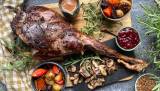 Helstekt rådyrlår med ovnsstekte og honningglaserte rotgrønnsaker med en smakfull viltsaus og stekt sopp er rett og slett en herlig rett som passer perfekt til påskemiddagen. 